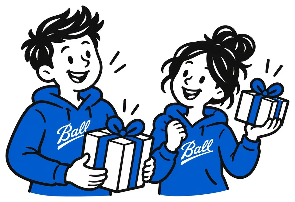 Zwei Kolleg:innen in Ball-Hoodies mit Geschenken in der Hand